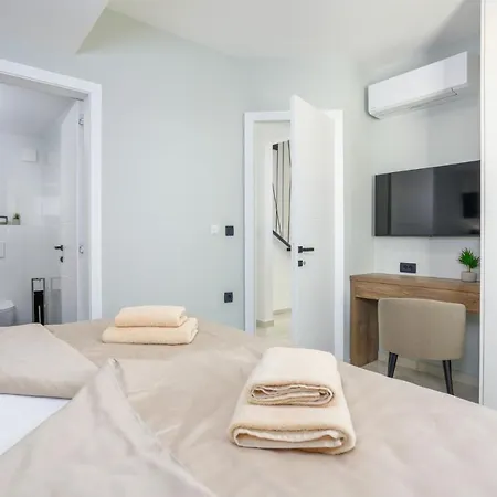 Deluxe With Heated Pool, Whirpool, Sea View Near Beautiful Iii - By Traveler Tourist Agency Krk Id 2402 וילה *